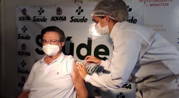 Médico Assis Batista é a primeira pessoa a tomar a vacina contra a Covid-19 em Sousa, Sertão da PB