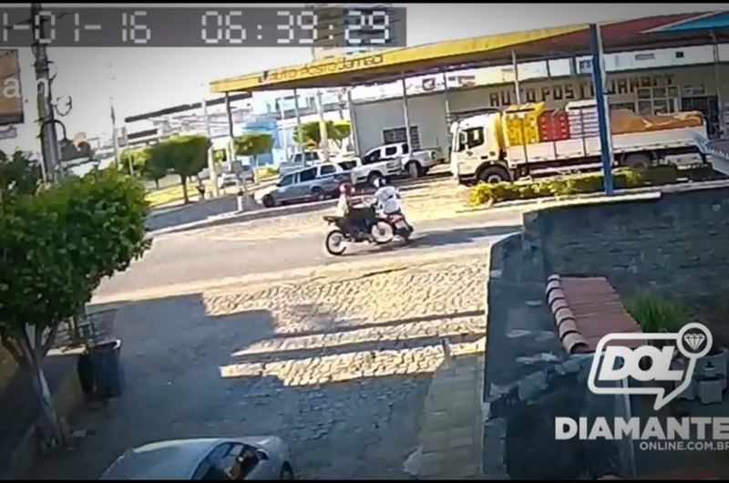 Vídeo mostra colisão entre duas motos em cruzamento em Itaporanga