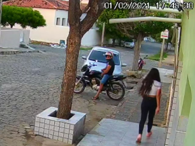 Homem é flagrado se masturbando em cima de moto na frente de mulheres no centro de Cajazeiras