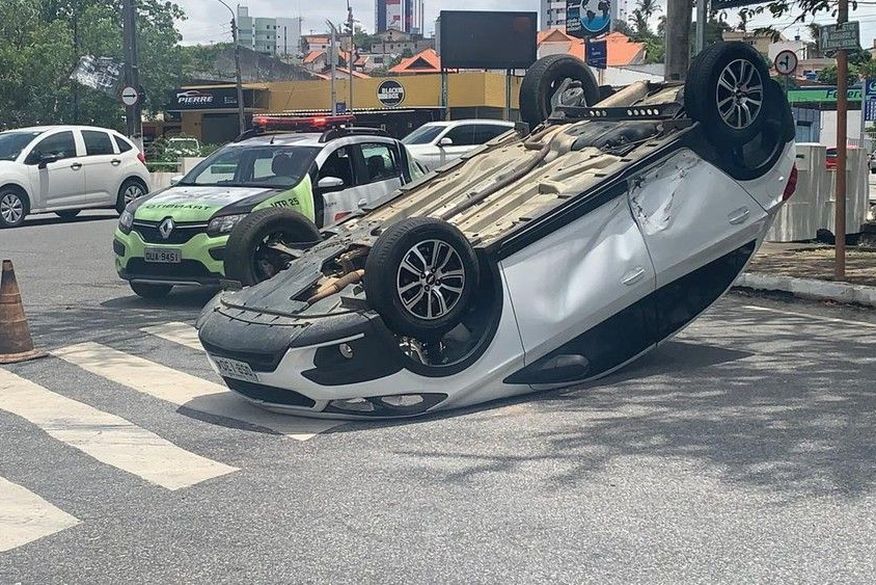 Padre perde controle de carro após colisão e veículo capota