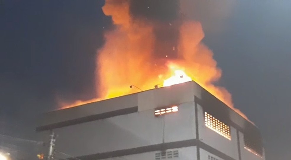 Incêndio atinge loja de malhas em prédio em Fortaleza