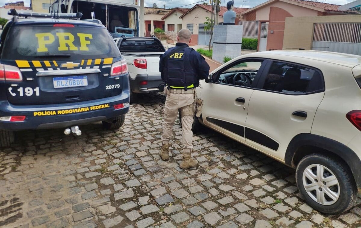 PRF recupera dois veículos roubados e que circulavam clonados no sertão paraibano