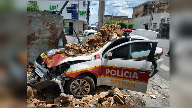 Viatura da PM colide com muro durante perseguição a motociclista no centro de Patos.