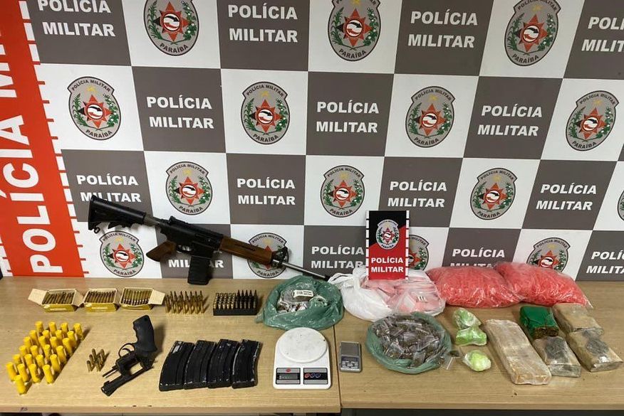 Após denúncias, Polícia encontra fuzil, munições e drogas enterrados em barris em uma propriedade de João Pessoa