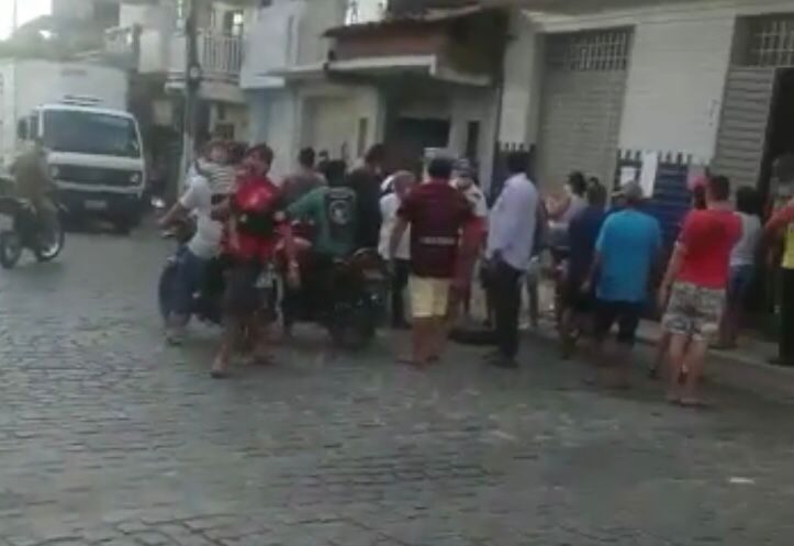 Criminosos armados assaltam mercadinho no centro da cidade de Nazarezinho e fogem efetuando tiros para o alto