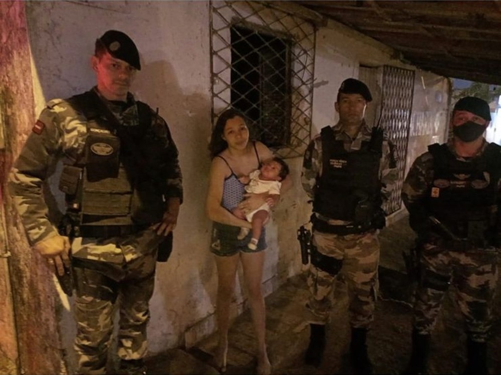 Policias salvam bebê de um mês engasgada com leite materno durante operação, em João Pessoa